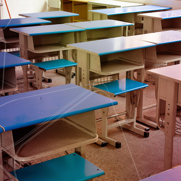 sala de aula com mesas vazias sem alunos